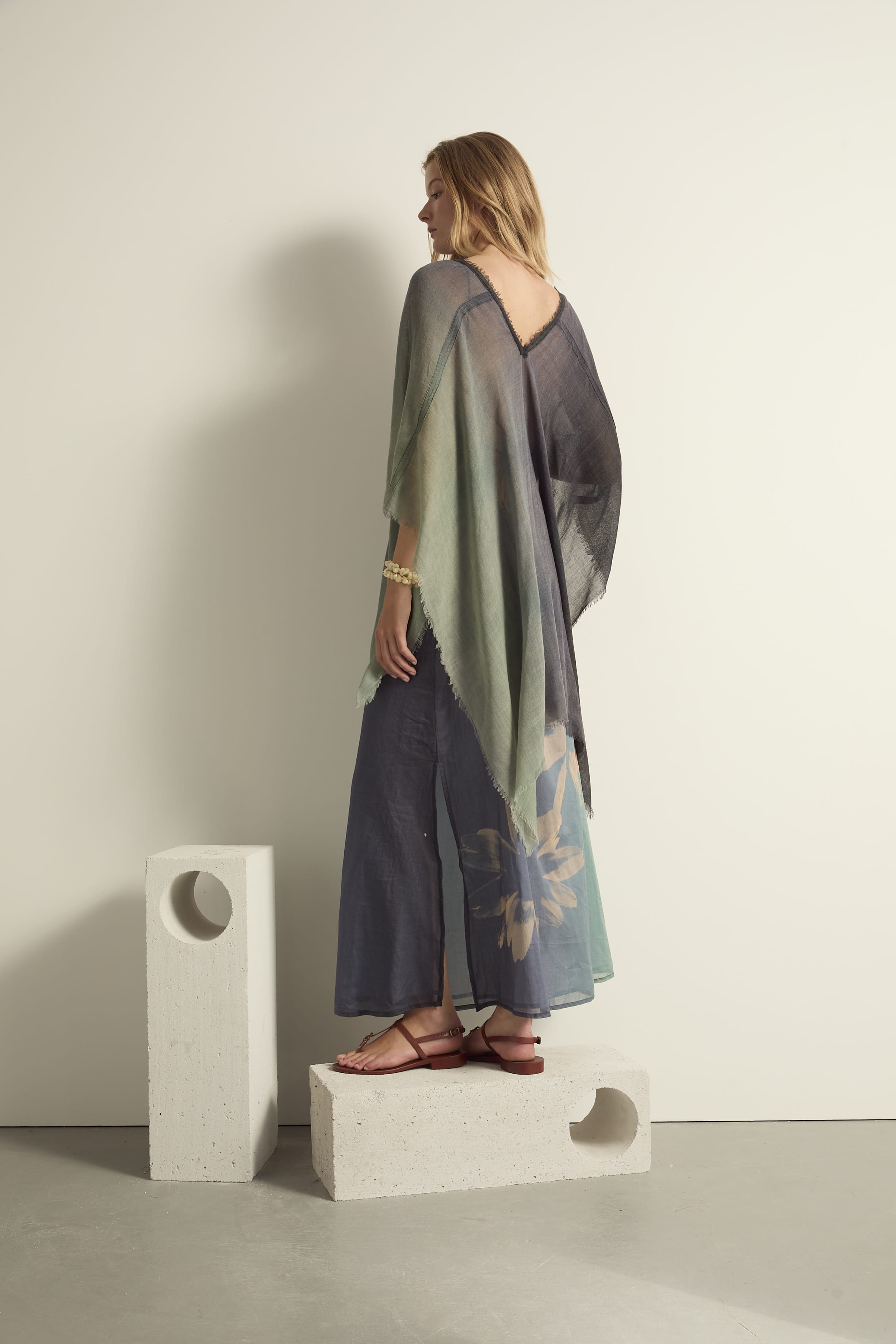 PONCHO COURT RAFAELE SUNRISE ETAMINE DE LAINE - BLUE