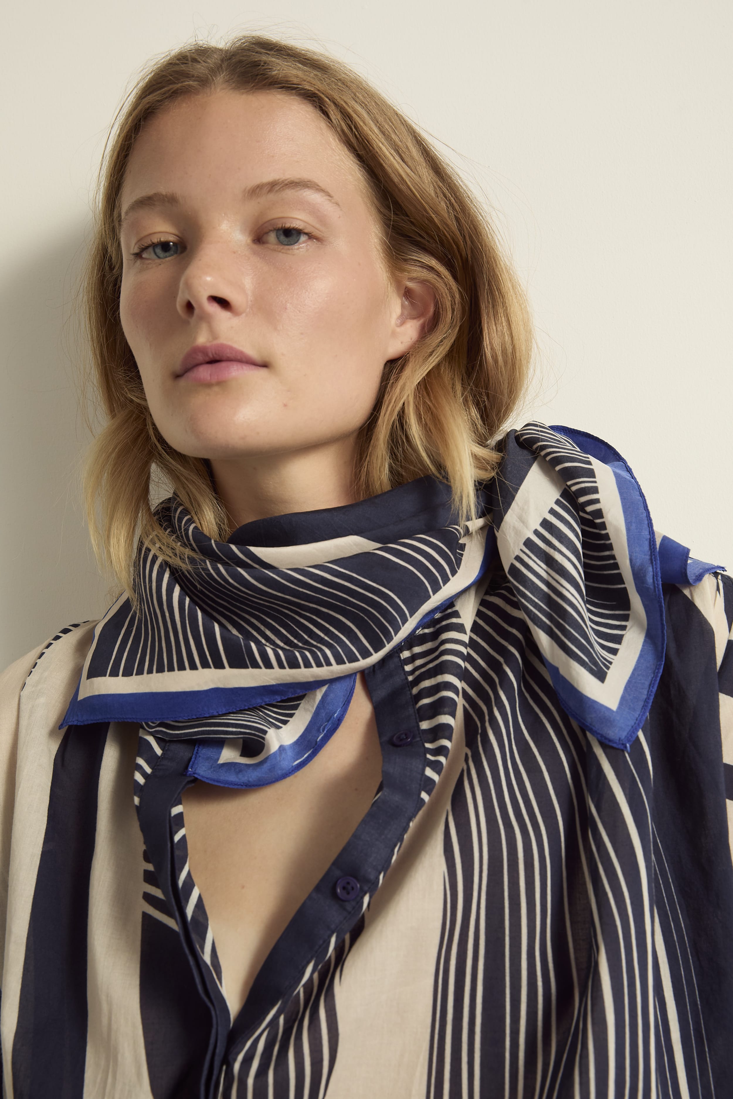 BANDANA IMPRIME CAROUSEL SOIE LAVEE - INK BLUE